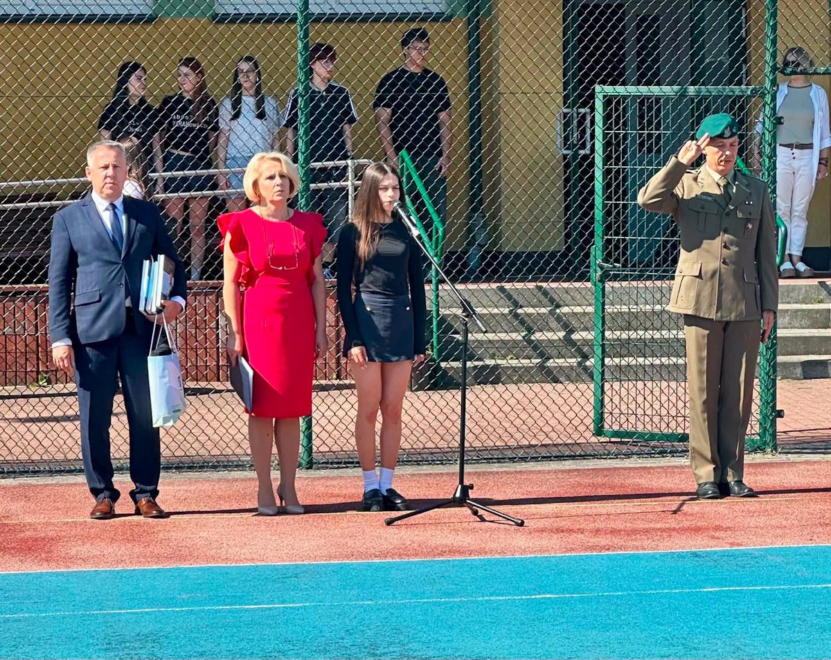 Dyrekcja Szkoły oraz przedstawiciel WCR w Suwałkach