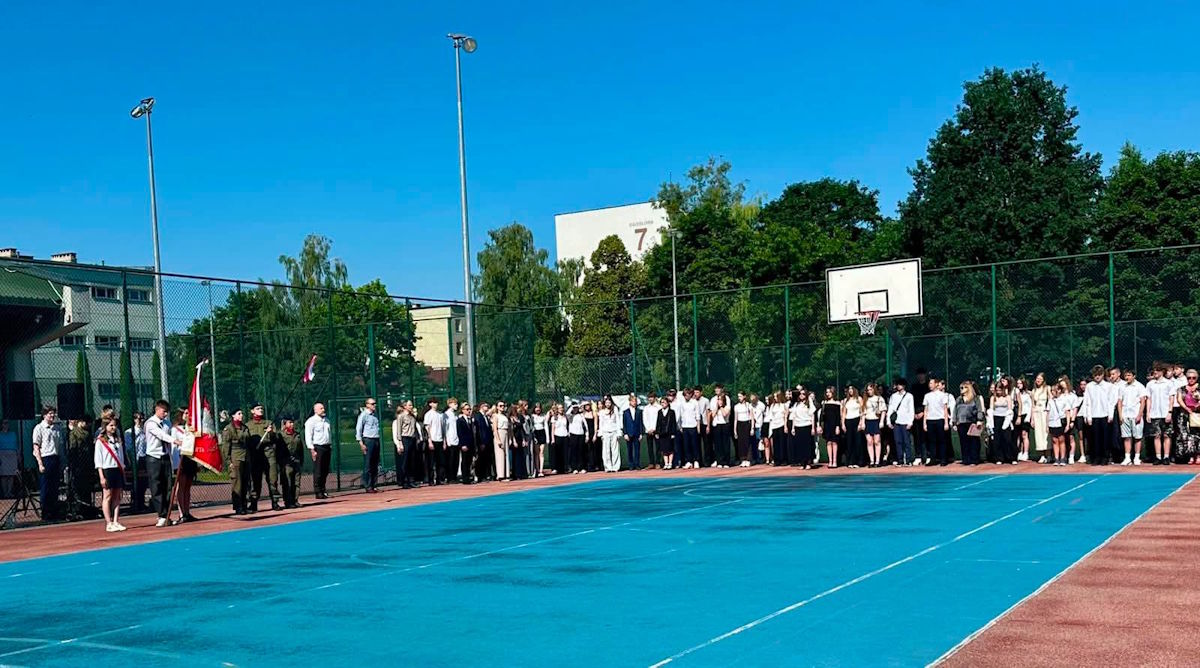 Społeczność szkolna podczas uroczystości