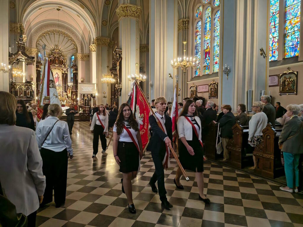 Poczet sztandarowy ZSO na uroczystej Mszy Świętej