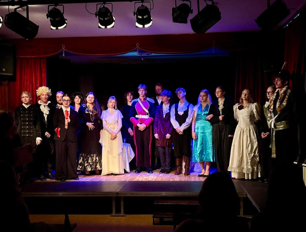 Aktorzy Teatru Res Humanae podczas Narodowego Czytania w Piramowiczu