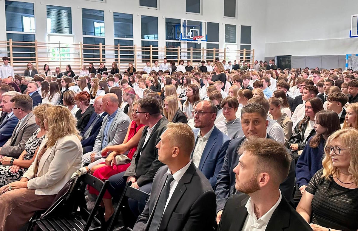 Uczestnicy inauguracji w wyremontowanej sali gimnastycznej