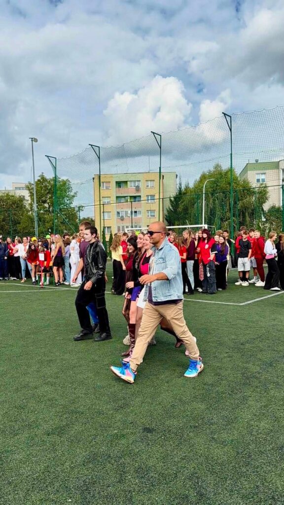 Klasa 1M wraz z wychowawcą, panem Arkadiuszem Szyndlerem