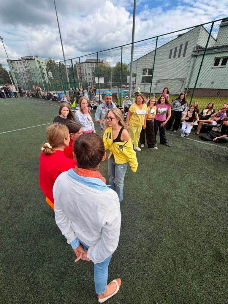 Przedstawiciele klas pierwszych z wychowawcami