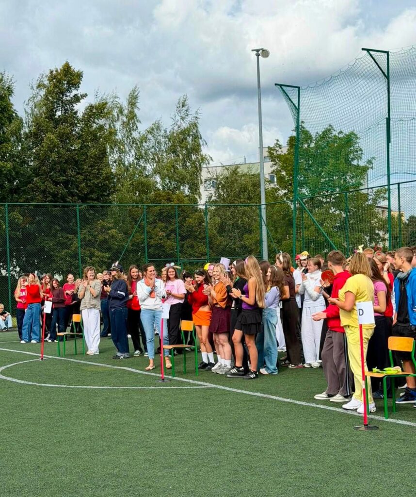 Przedstawiciele klas pierwszych wraz z wychowawcami