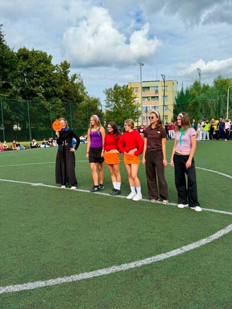Przedstawiciele klas pierwszych w trakcie otrzęsin